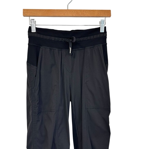 Lululemon Womens Dance Studio Crop 25" Pant Sz 2 Black Sweat-Wicking Lightweight - Picture 6 of 12